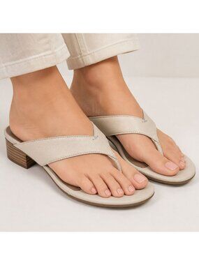 Eileen Fisher Cream Leather Thong Sandals Low Block Heel Minimalist 11